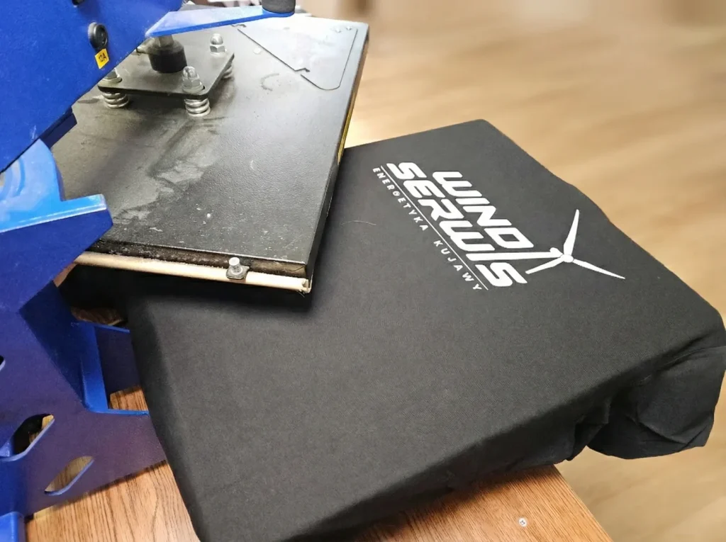 Personalizacja koszulki — nadruk na prasie termicznej